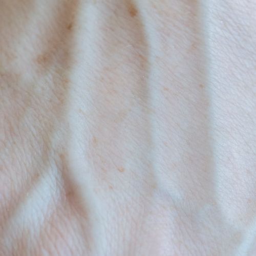 Abstract image representing clear vision and mental focus with clean lines and soft gradients.